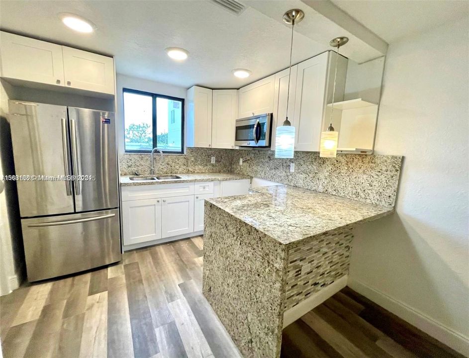 合同活跃: $2,300 (2 贝兹, 1 浴室, 688 平方英尺)