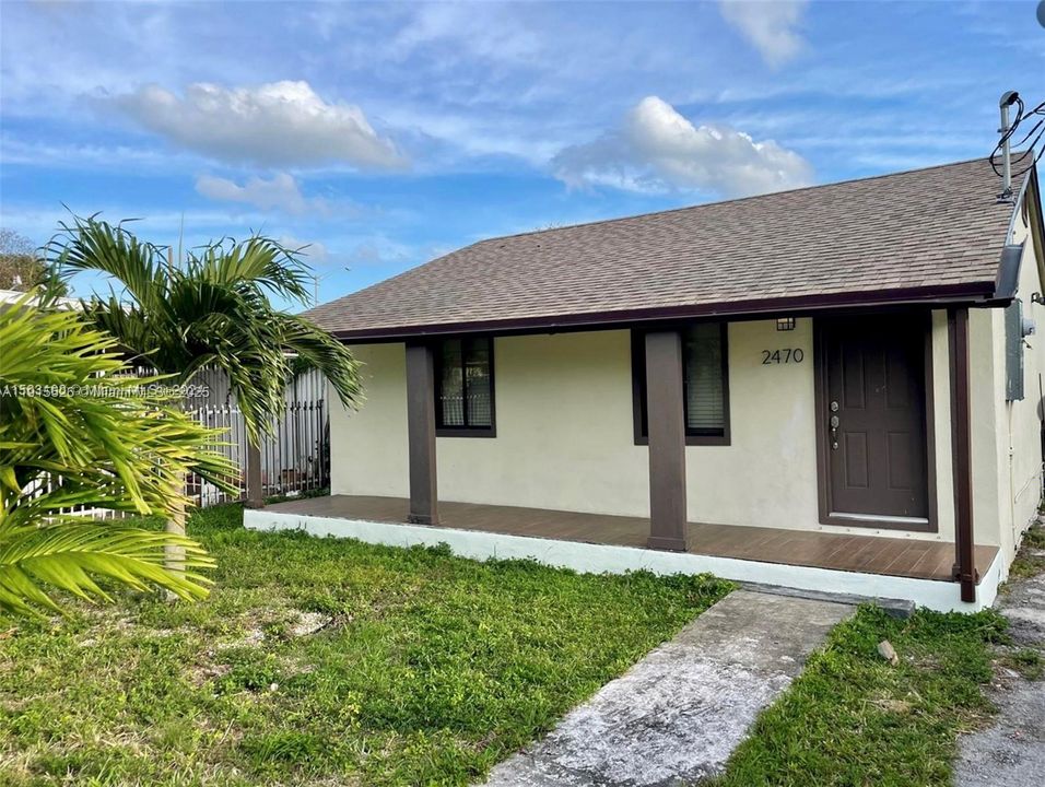 合同活跃: $2,300 (2 贝兹, 1 浴室, 688 平方英尺)