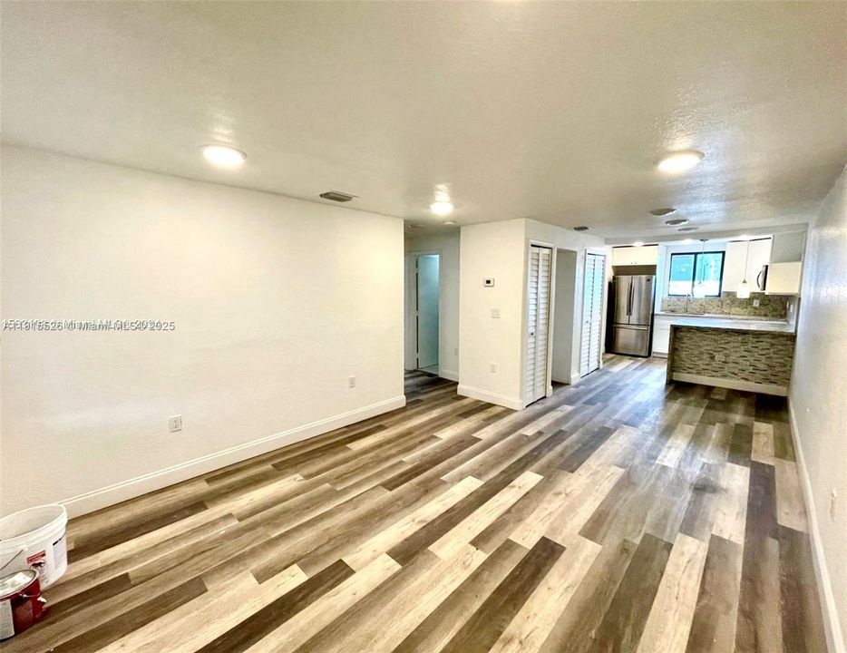 合同活跃: $2,300 (2 贝兹, 1 浴室, 688 平方英尺)