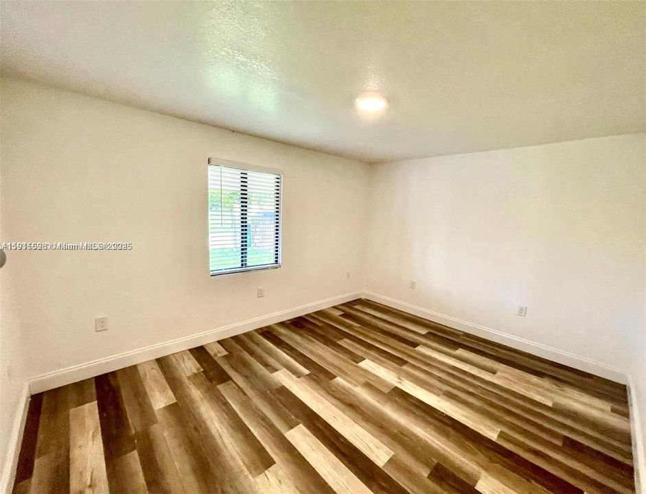 合同活跃: $2,300 (2 贝兹, 1 浴室, 688 平方英尺)