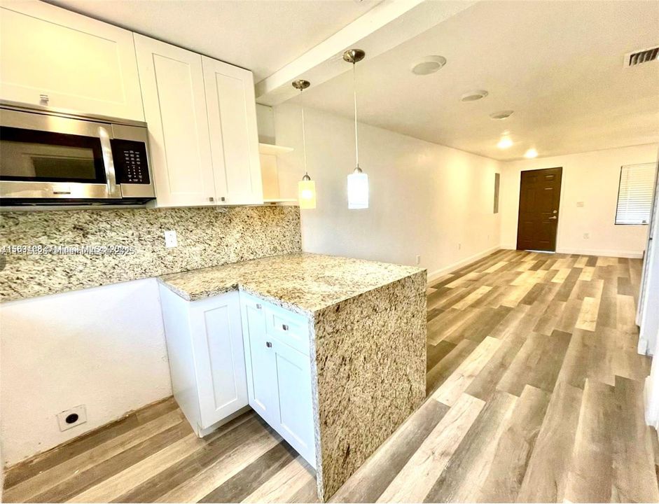 合同活跃: $2,300 (2 贝兹, 1 浴室, 688 平方英尺)