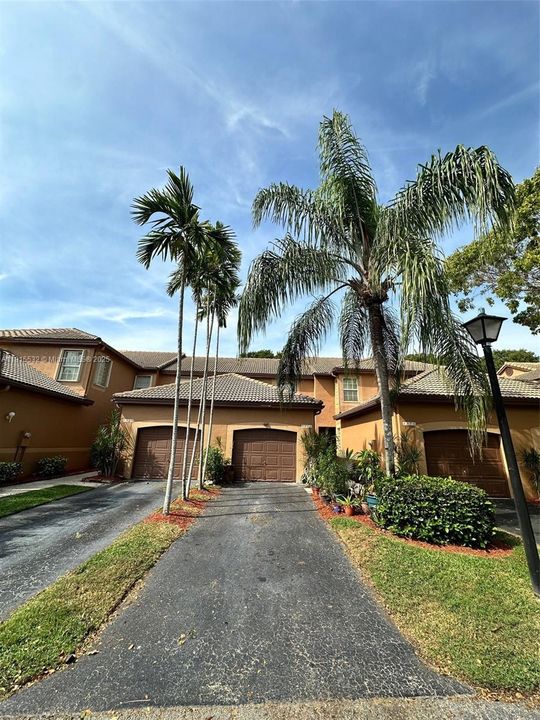 For Sale: $395,000 (2 beds, 1 baths, 969 Square Feet)