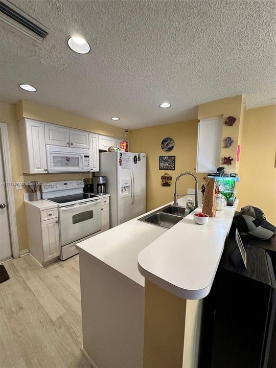 For Sale: $395,000 (2 beds, 1 baths, 969 Square Feet)