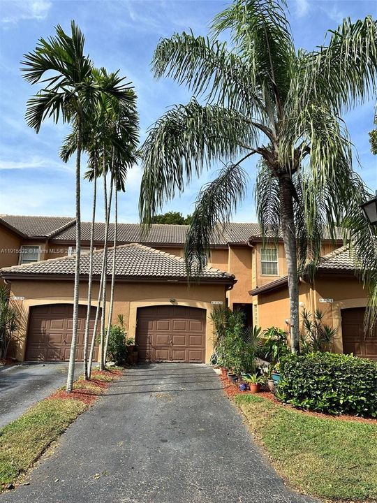 For Sale: $395,000 (2 beds, 1 baths, 969 Square Feet)