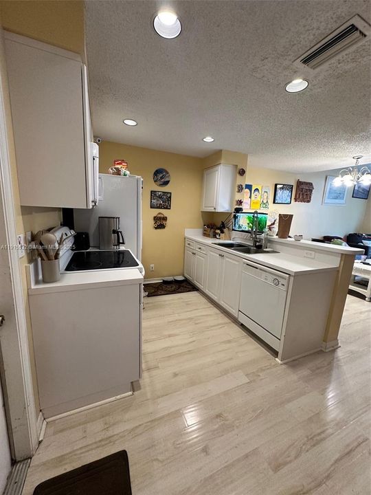 For Sale: $395,000 (2 beds, 1 baths, 969 Square Feet)