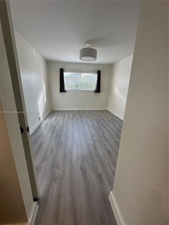 For Sale: $225,000 (1 beds, 1 baths, 671 Square Feet)