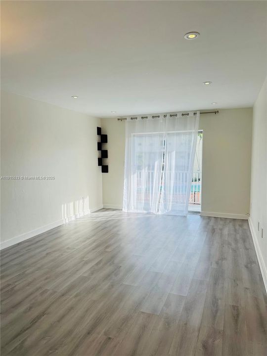 For Sale: $225,000 (1 beds, 1 baths, 671 Square Feet)