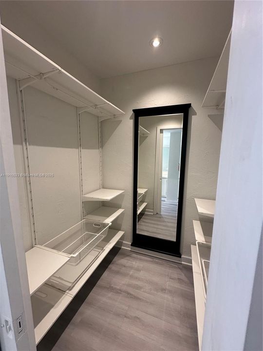 For Sale: $225,000 (1 beds, 1 baths, 671 Square Feet)