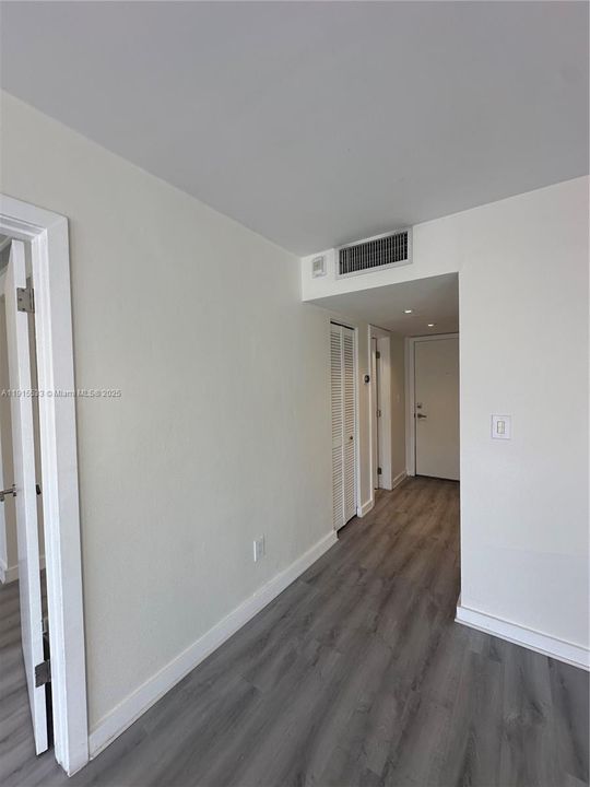For Sale: $225,000 (1 beds, 1 baths, 671 Square Feet)