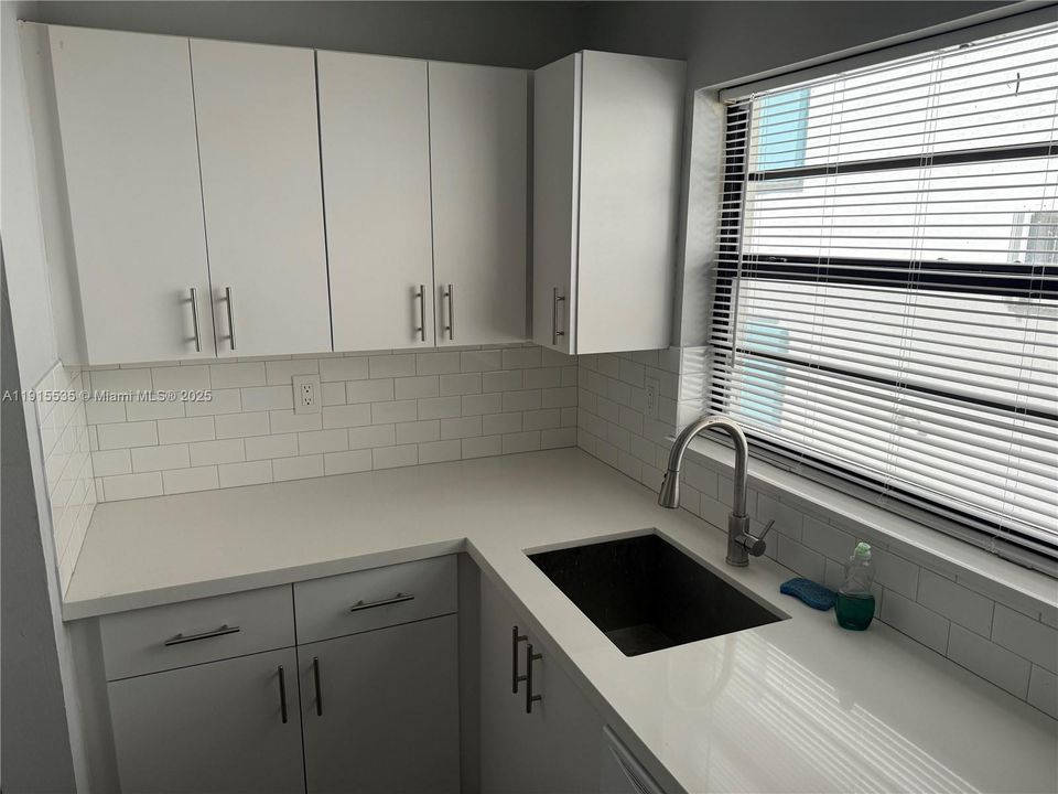 Active With Contract: $1,850 (1 beds, 1 baths, 582 Square Feet)