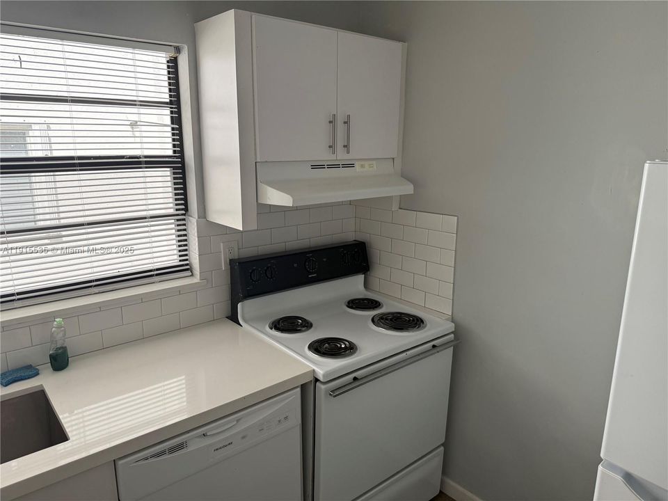 Active With Contract: $1,850 (1 beds, 1 baths, 582 Square Feet)