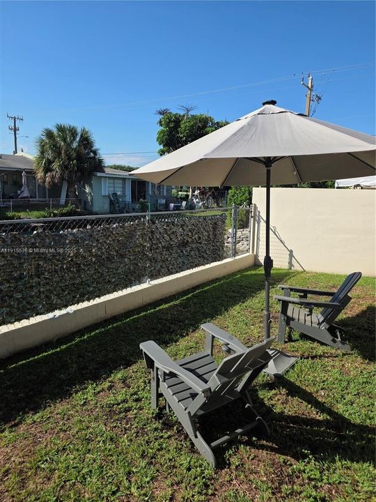 For Sale: $449,900 (2 beds, 1 baths, 824 Square Feet)