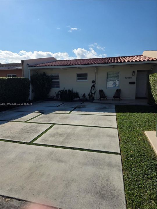 For Sale: $449,900 (2 beds, 1 baths, 824 Square Feet)