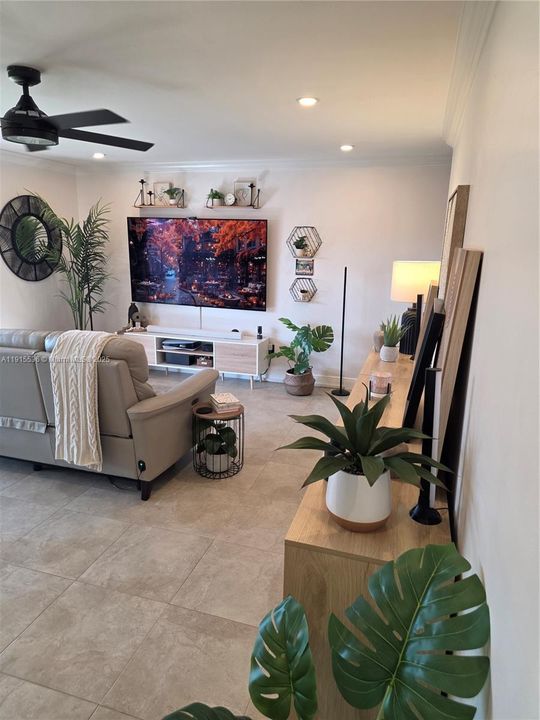 For Sale: $449,900 (2 beds, 1 baths, 824 Square Feet)