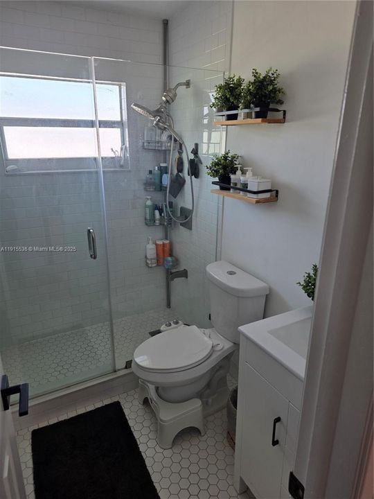 For Sale: $449,900 (2 beds, 1 baths, 824 Square Feet)