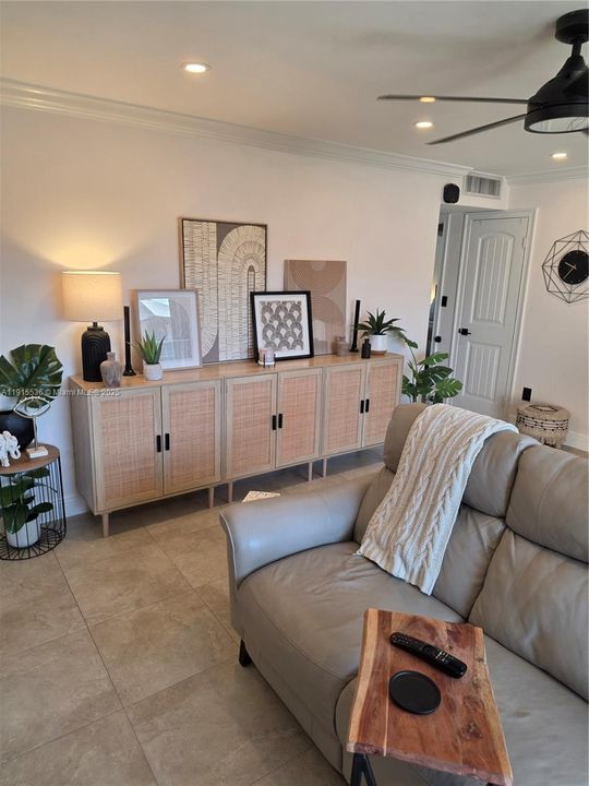 For Sale: $449,900 (2 beds, 1 baths, 824 Square Feet)