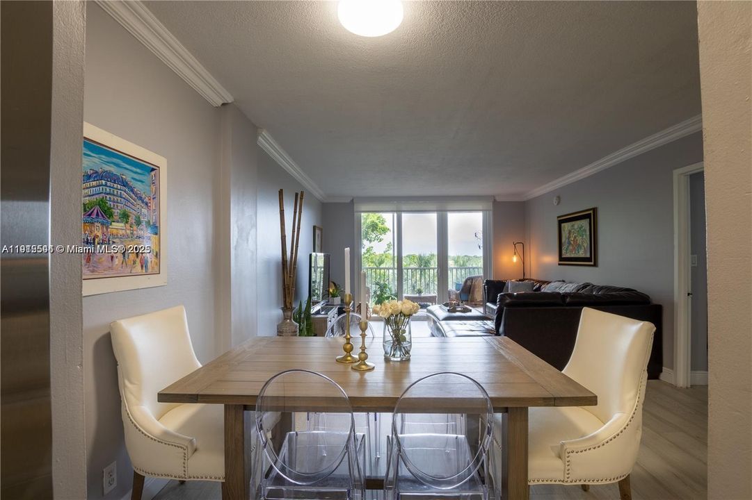 待售: $240,900 (2 贝兹, 2 浴室, 1015 平方英尺)