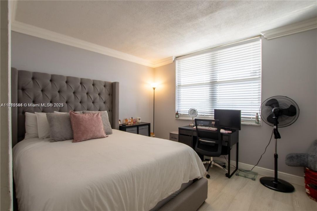 待售: $240,900 (2 贝兹, 2 浴室, 1015 平方英尺)