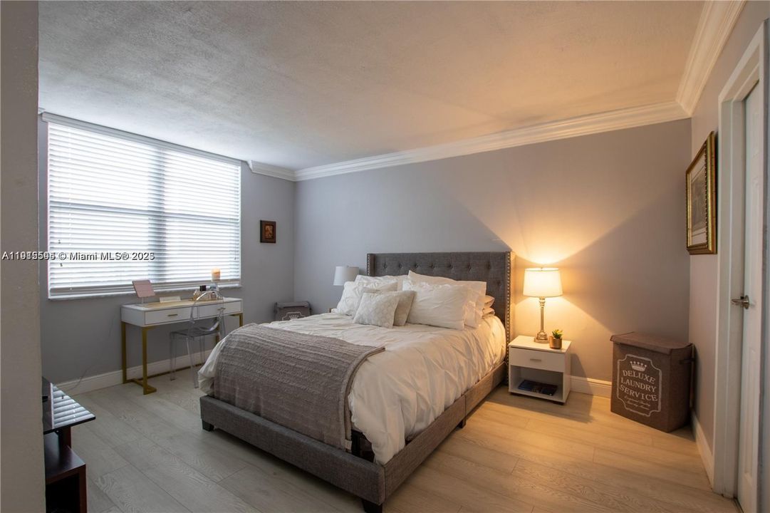 待售: $240,900 (2 贝兹, 2 浴室, 1015 平方英尺)