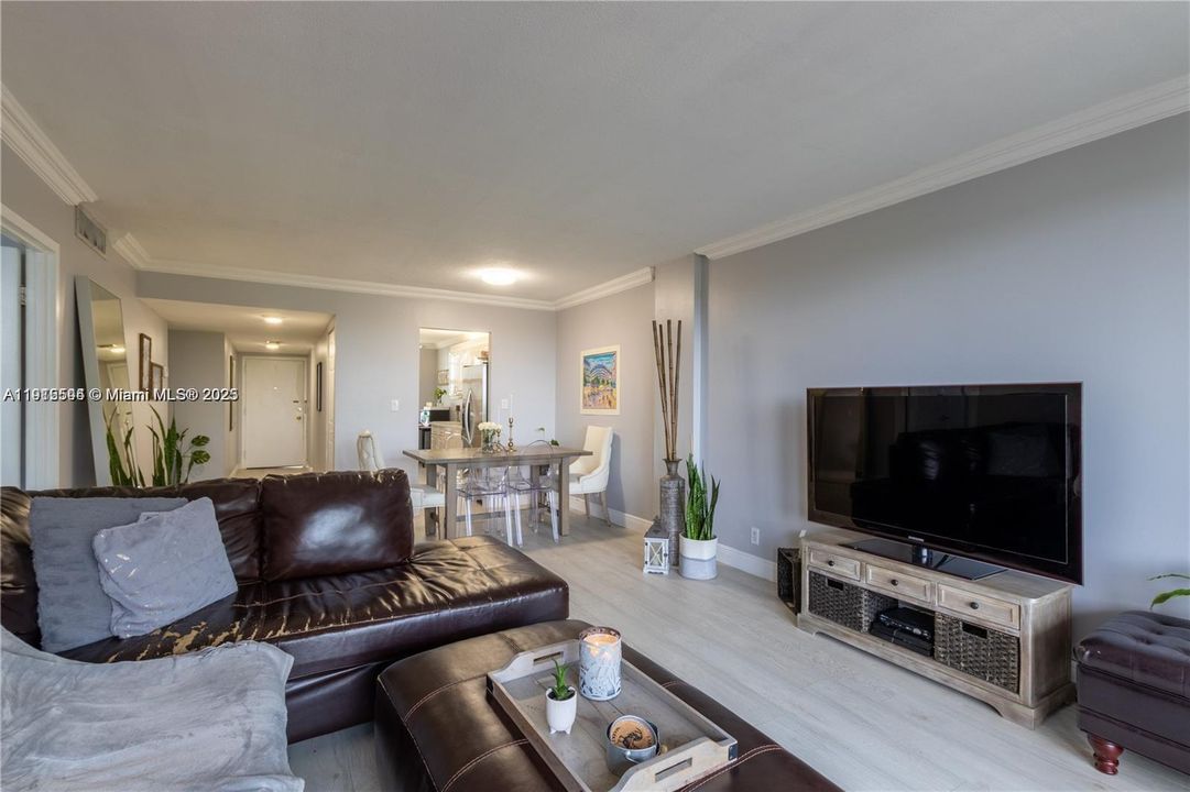 待售: $240,900 (2 贝兹, 2 浴室, 1015 平方英尺)