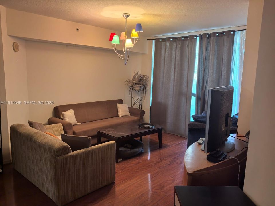 待售: $759,000 (1 贝兹, 1 浴室, 1000 平方英尺)