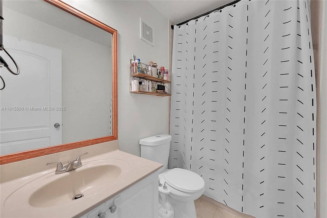 Activo con contrato: $320,000 (2 camas, 2 baños, 1030 Pies cuadrados)