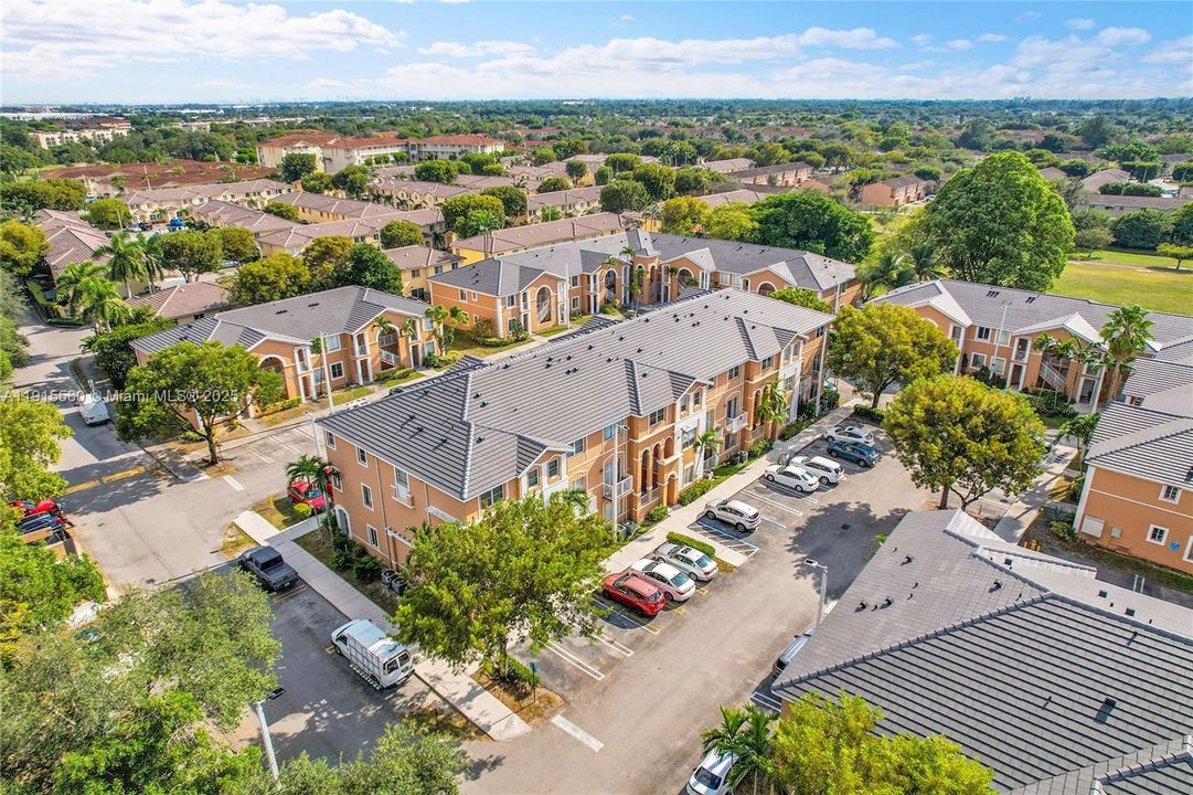 Activo con contrato: $320,000 (2 camas, 2 baños, 1030 Pies cuadrados)