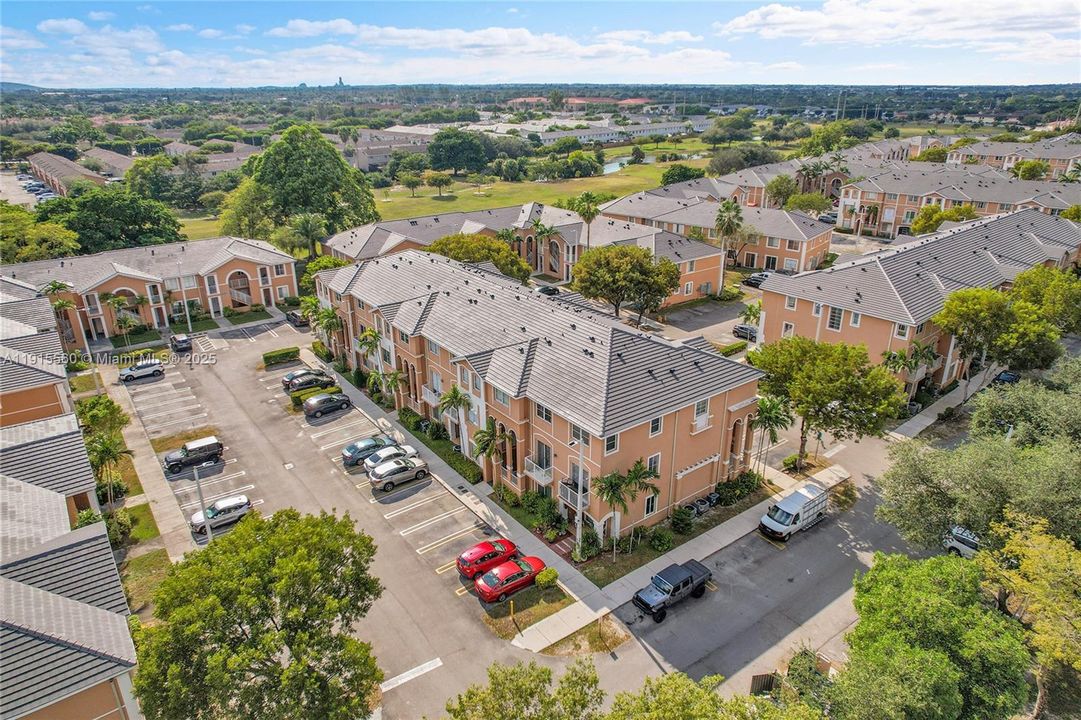 Activo con contrato: $320,000 (2 camas, 2 baños, 1030 Pies cuadrados)