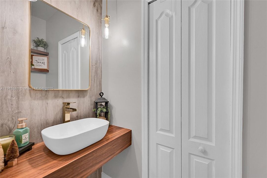 Activo con contrato: $320,000 (2 camas, 2 baños, 1030 Pies cuadrados)