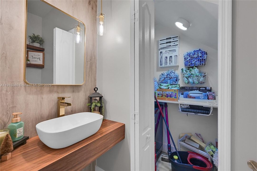 Activo con contrato: $320,000 (2 camas, 2 baños, 1030 Pies cuadrados)