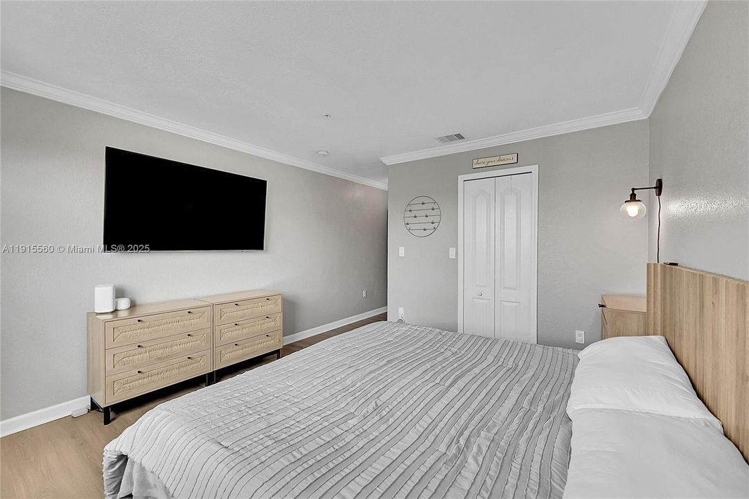 Activo con contrato: $320,000 (2 camas, 2 baños, 1030 Pies cuadrados)