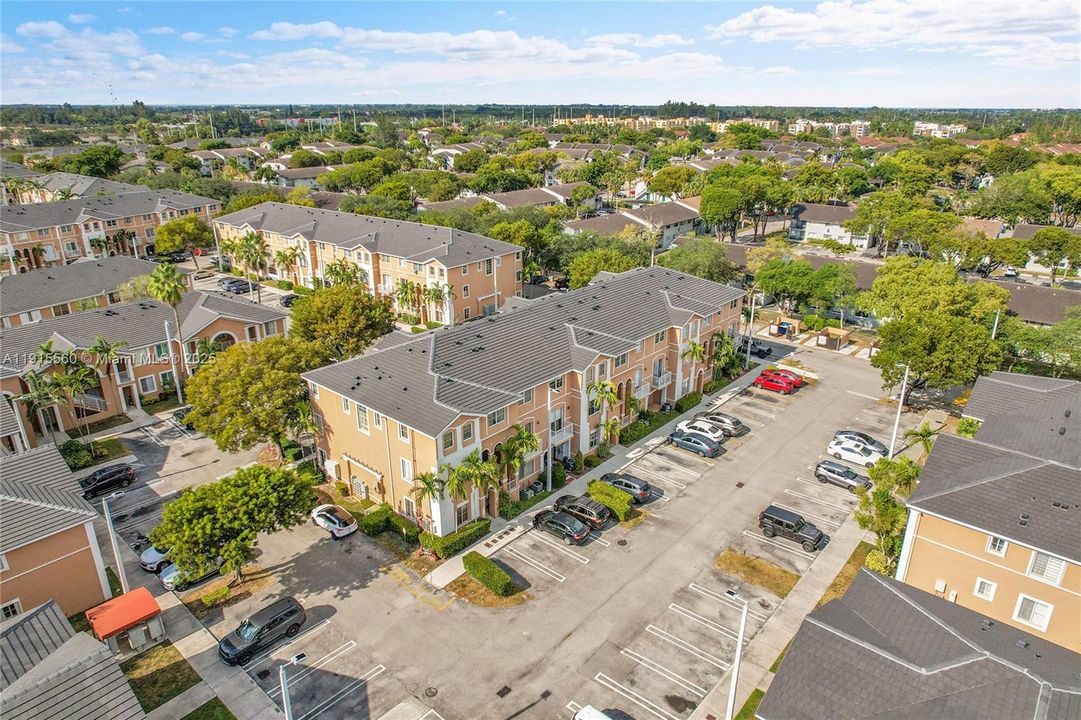 Activo con contrato: $320,000 (2 camas, 2 baños, 1030 Pies cuadrados)