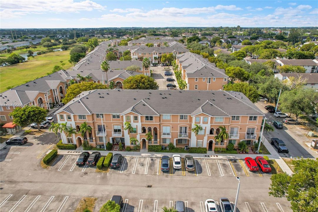 Activo con contrato: $320,000 (2 camas, 2 baños, 1030 Pies cuadrados)