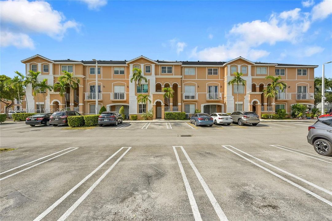 Activo con contrato: $320,000 (2 camas, 2 baños, 1030 Pies cuadrados)