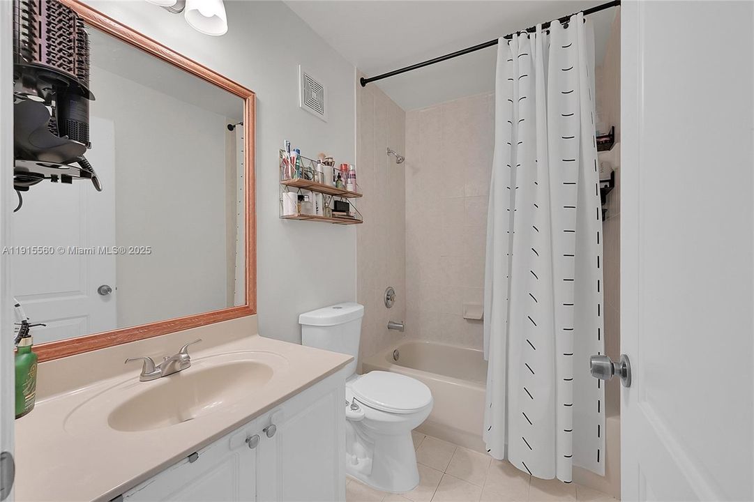 Activo con contrato: $320,000 (2 camas, 2 baños, 1030 Pies cuadrados)