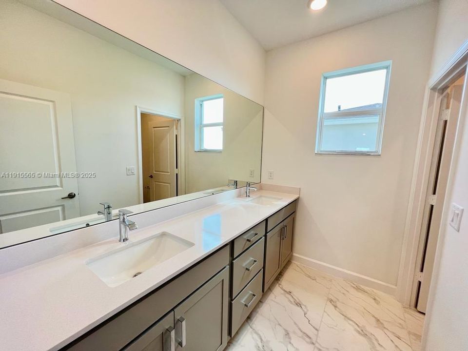 For Rent: $4,500 (5 beds, 4 baths, 3357 Square Feet)