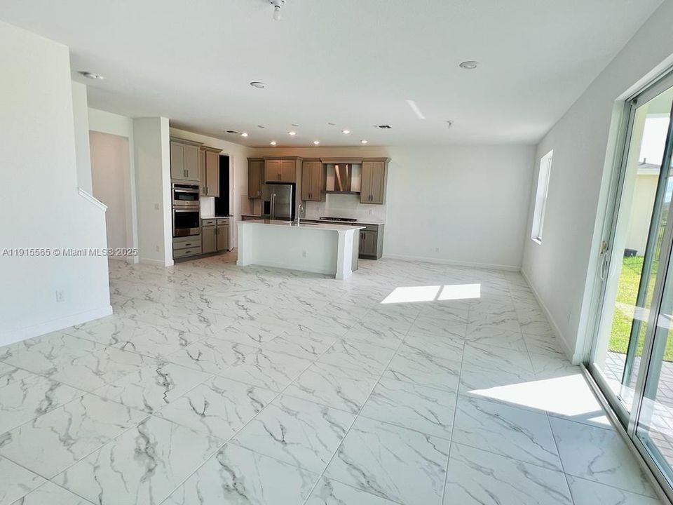 For Rent: $4,500 (5 beds, 4 baths, 3357 Square Feet)