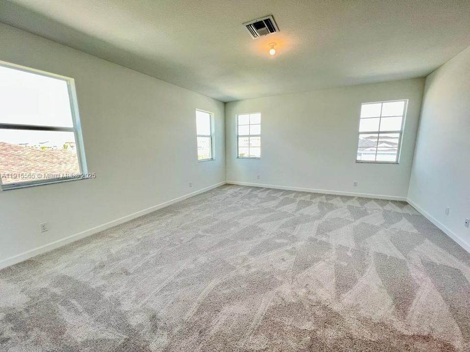 For Rent: $4,500 (5 beds, 4 baths, 3357 Square Feet)