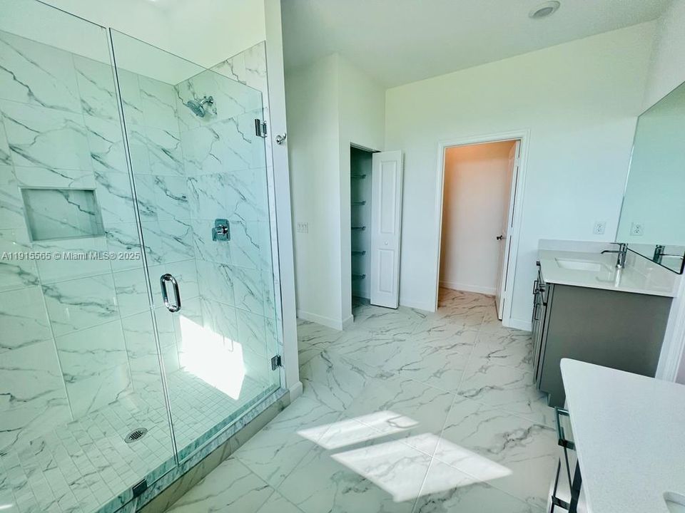 For Rent: $4,500 (5 beds, 4 baths, 3357 Square Feet)