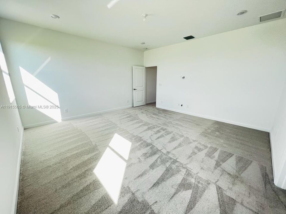 For Rent: $4,500 (5 beds, 4 baths, 3357 Square Feet)