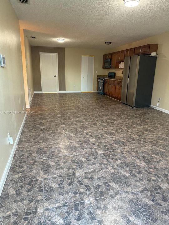 For Rent: $2,100 (3 beds, 1 baths, 2400 Square Feet)