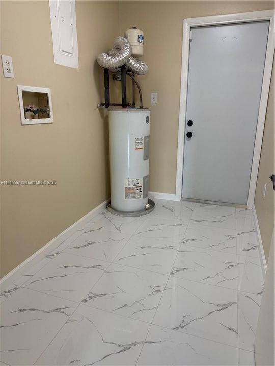 For Rent: $2,100 (3 beds, 1 baths, 2400 Square Feet)