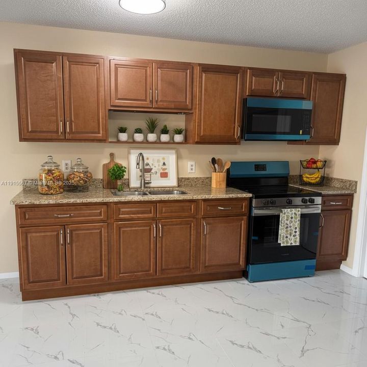 For Rent: $2,100 (3 beds, 1 baths, 2400 Square Feet)