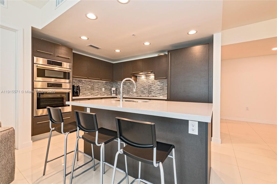 For Sale: $565,000 (3 beds, 3 baths, 1556 Square Feet)