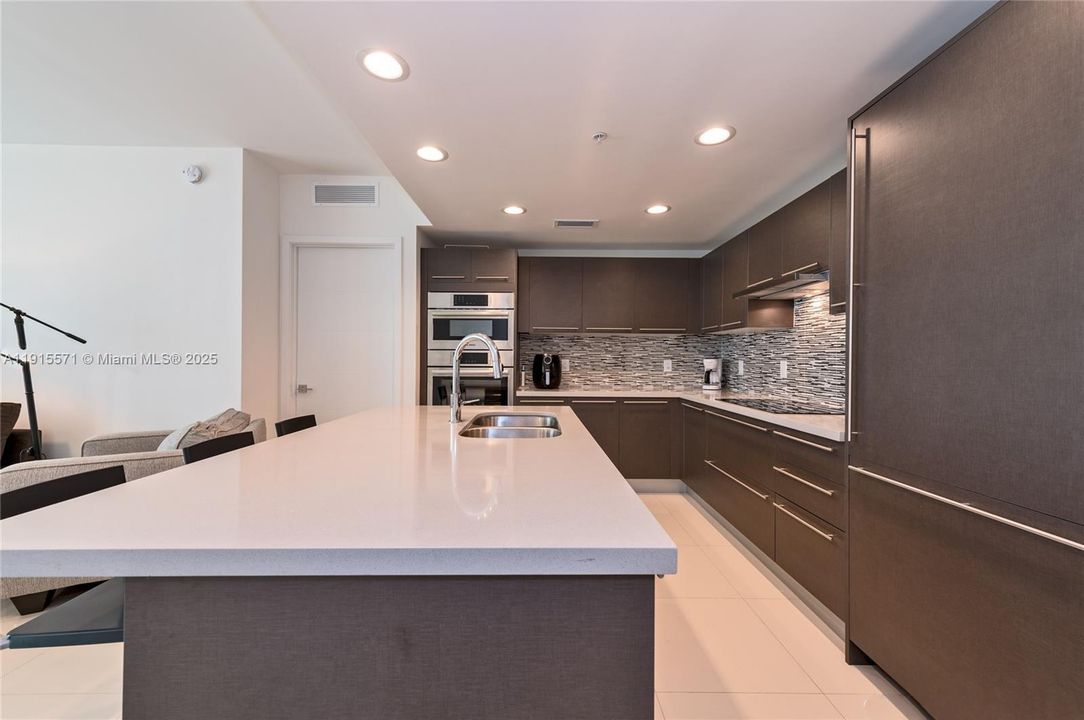 For Sale: $565,000 (3 beds, 3 baths, 1556 Square Feet)