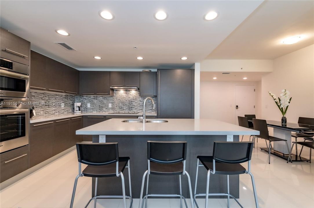 For Sale: $565,000 (3 beds, 3 baths, 1556 Square Feet)