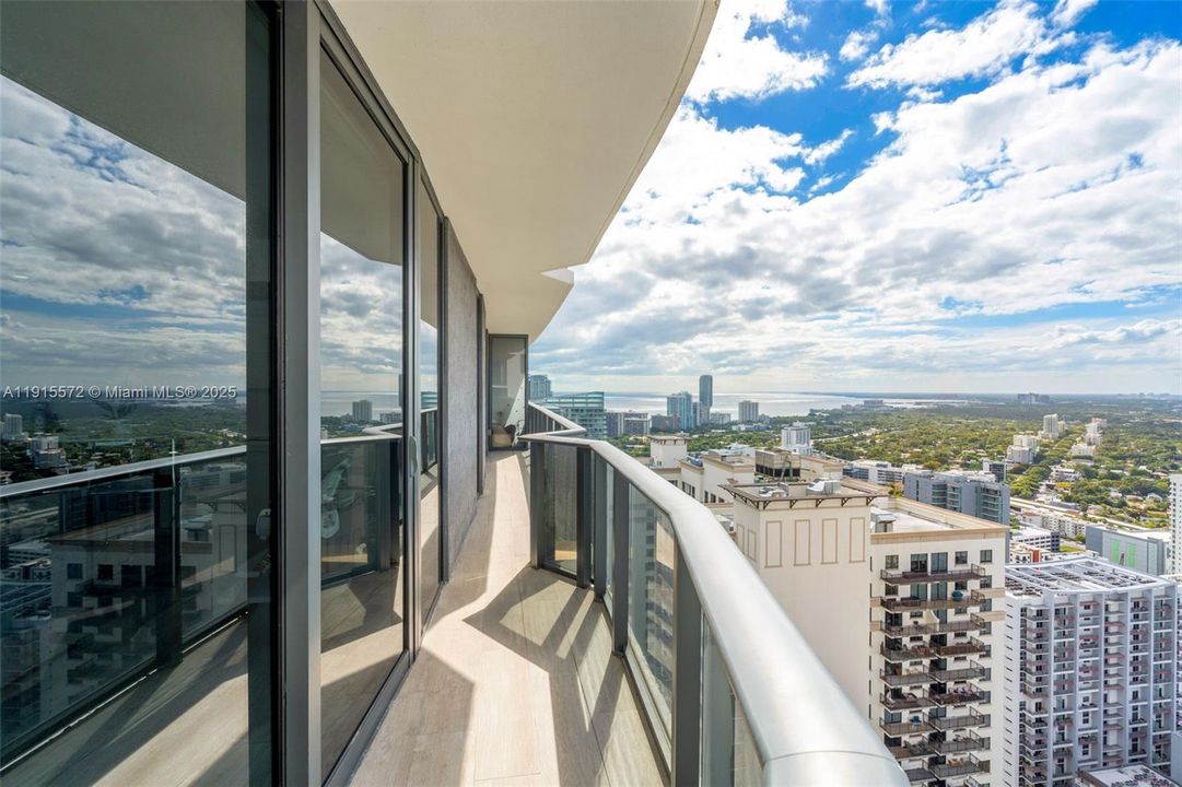 For Rent: $5,975 (2 beds, 2 baths, 1077 Square Feet)