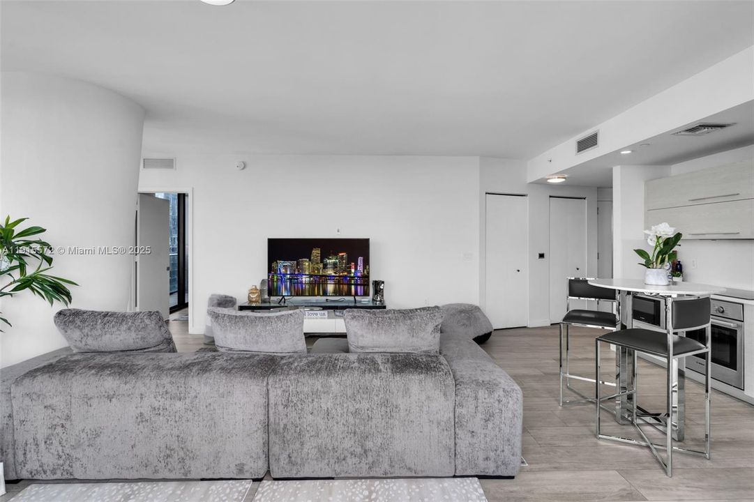 For Rent: $5,975 (2 beds, 2 baths, 1077 Square Feet)