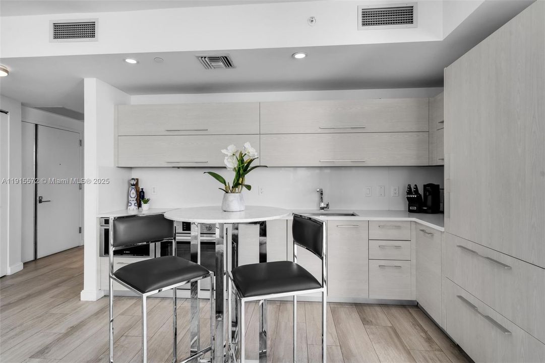 For Rent: $5,975 (2 beds, 2 baths, 1077 Square Feet)