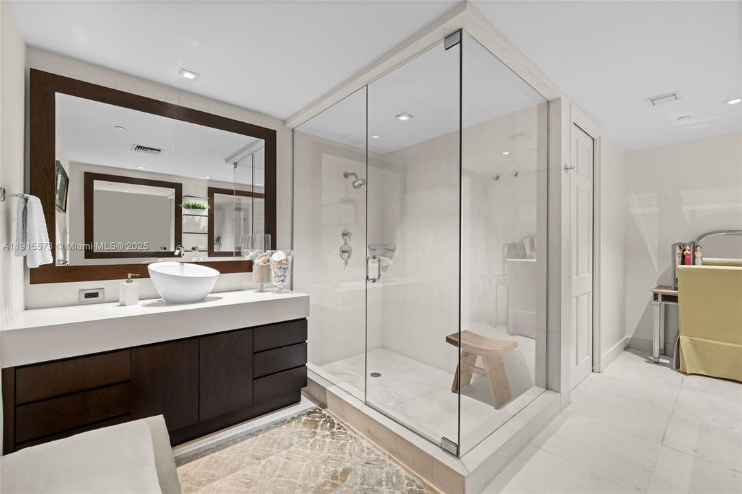 For Rent: $28,000 (3 beds, 3 baths, 2740 Square Feet)